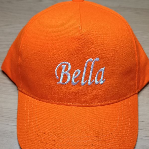 Boné cor de laranja com o nome Bella bordado a branco