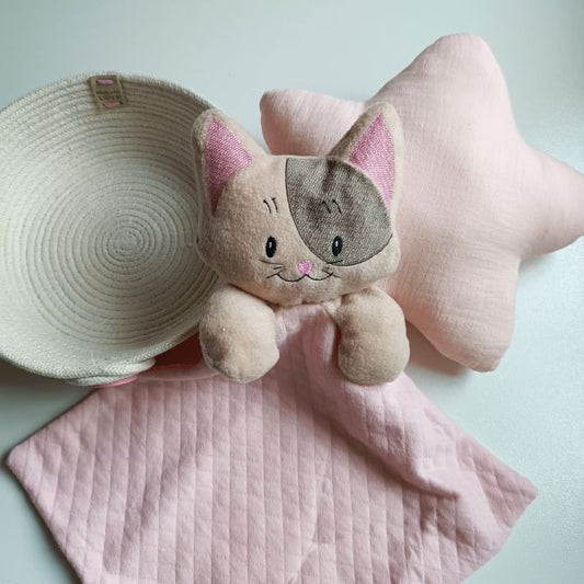 Conjunto para bebé constituído por doudou bordado com "Gatinha", almofada em forma de estrela em musselina cor de rosa e cesta em corda de algodão.