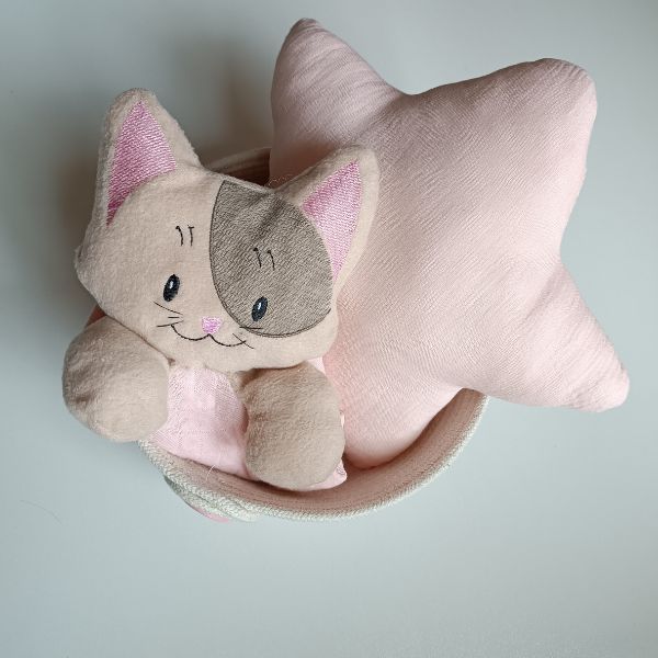 Conjunto para bebé: doudou bordado com "Gatinha", almofada "Estrela" em musselina cor de rosa e cesta em corda de algodão.