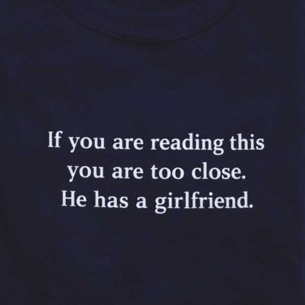 Camisola com bordado para ele, com a frase "Se está a ler isto é porque está demasiado perto. Ele tem namorada".