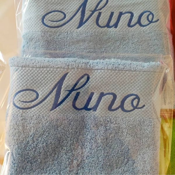 Conjunto de toalhas (banho e rosto) bordadas com nome Nuno.