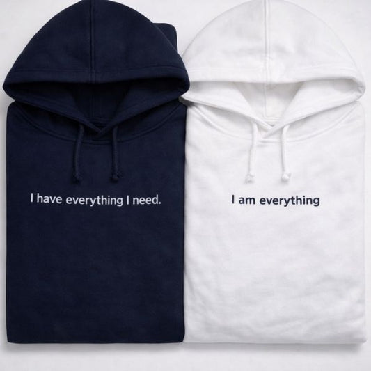 Camisolas para casais em que uma tem a frase I have everything i need bordada e a outra tem a frase I am everything.