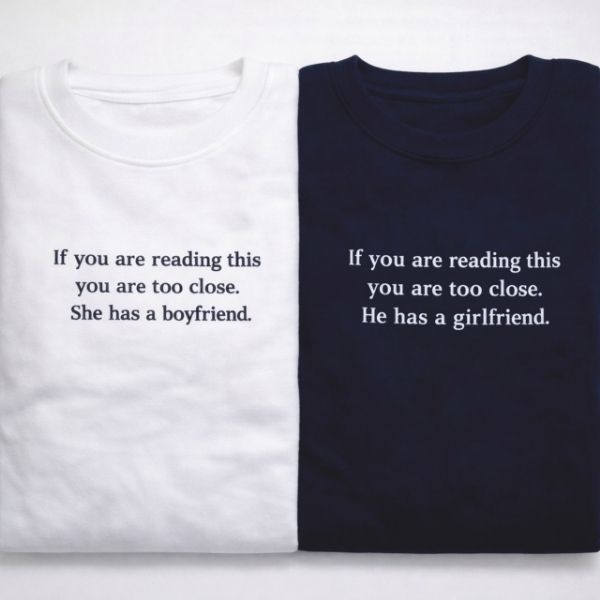 Camisola para casais, uma bordada com frase para ele e outra bordada com frase para ela.