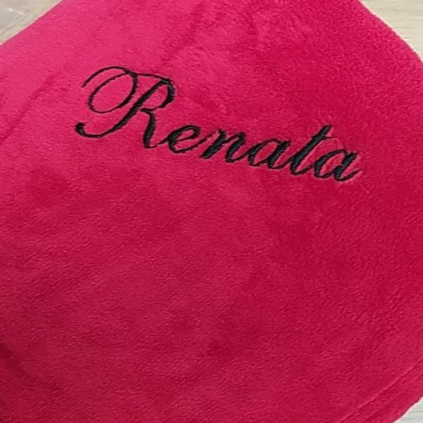 Manta com o nome Renata bordado.