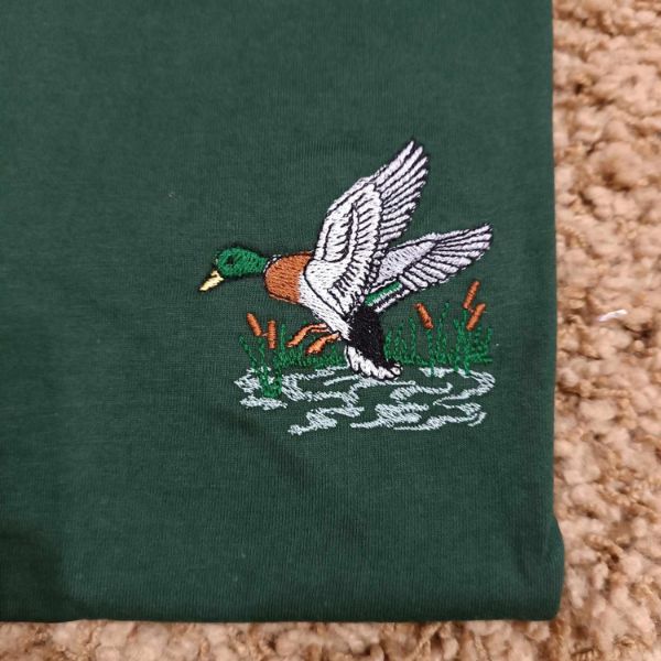 Pormenor de bordado alusivo á caça "Pato Bravo".