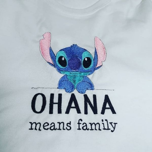 Pormenor de bordado em t-shirt "Ohana means family"."