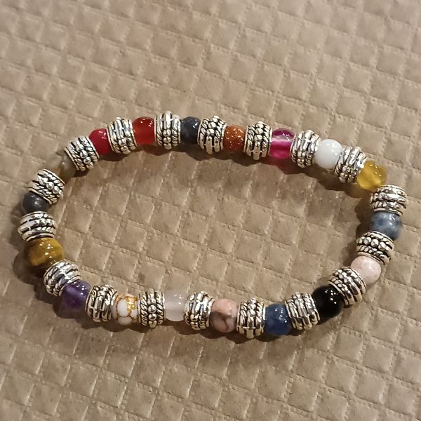 Pulseira com pedras naturais.