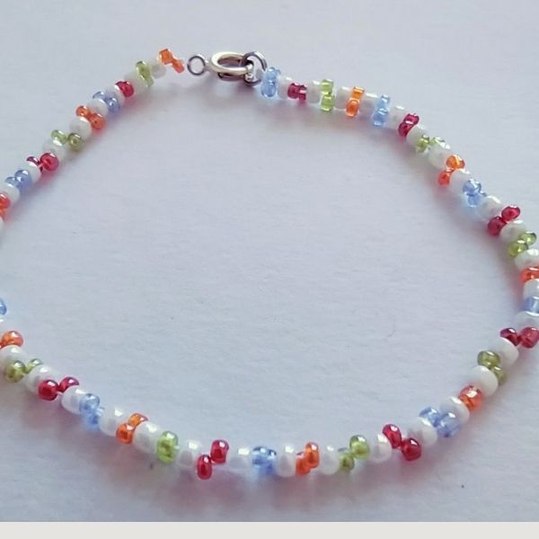 Pulseira de fio e missangas coloridas, com fecho metálico.