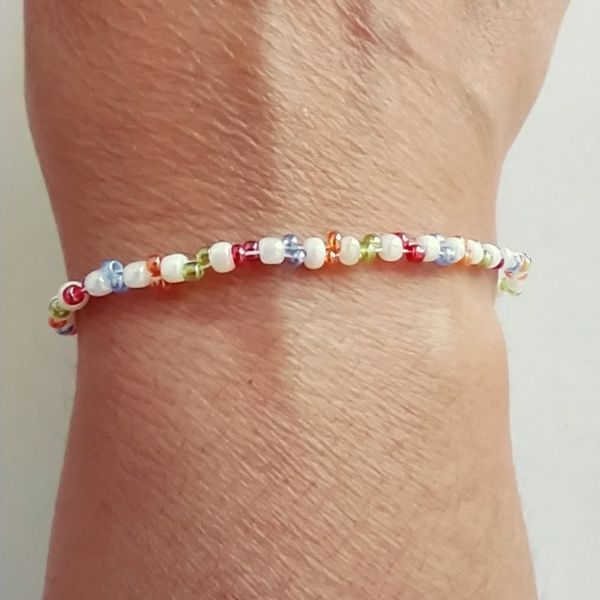 Pulseira de fio e missangas coloridas, com fecho metálico.
