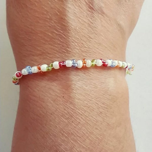 Pulseira de fio e missangas coloridas, com fecho metálico.