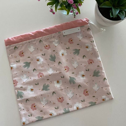Saca em tecido estampado rosa com pombas.