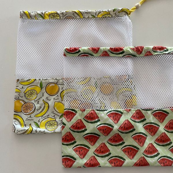 Conjunto de 2 sacas em rede e tecido com motivos de frutas.