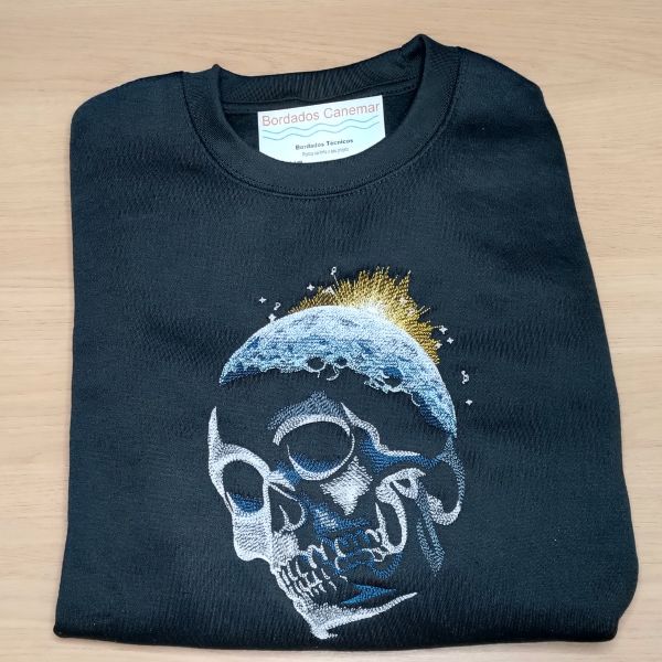 Sweatshirt preta sem capuz com bordado "Caveira-Nascer do Sol".