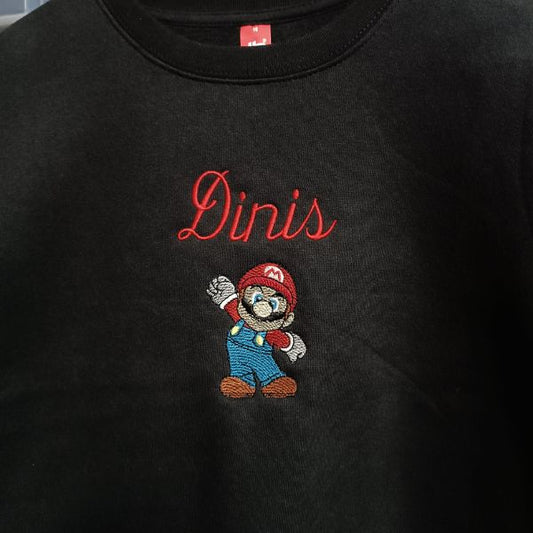 Sweatshirt preta personalizada com o nome e Super Mário bordados.