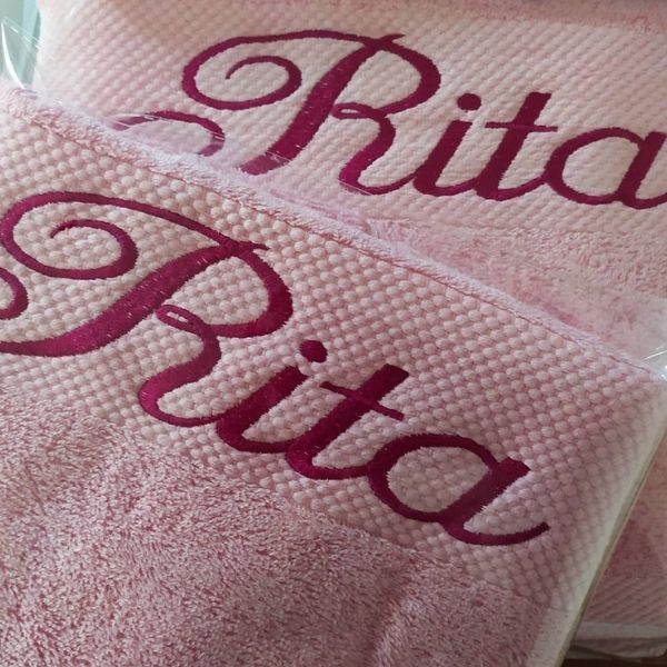 Conjunto de toalha de banho+ toalha de mãos, bordadas com nome Rita.