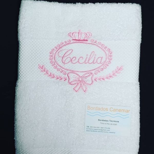 Toalha branca personalizada com bordado rosa.