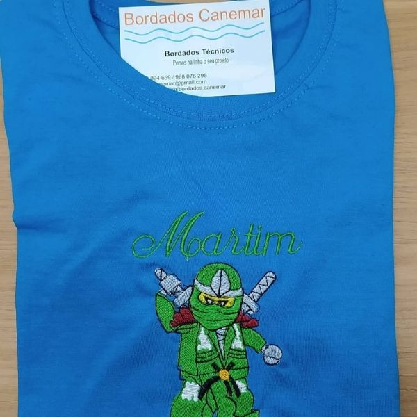 T-shirt azul real com nome Martim bordado e ninja.