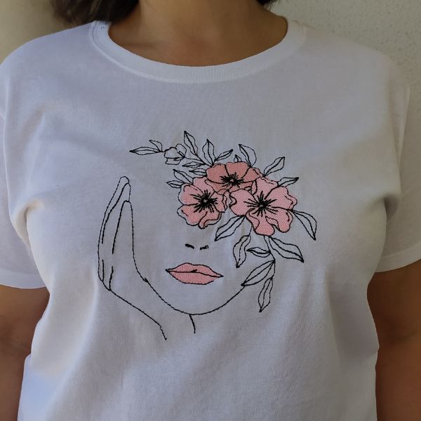 Bordado em t-shirt de senhora "Rosto Florido".