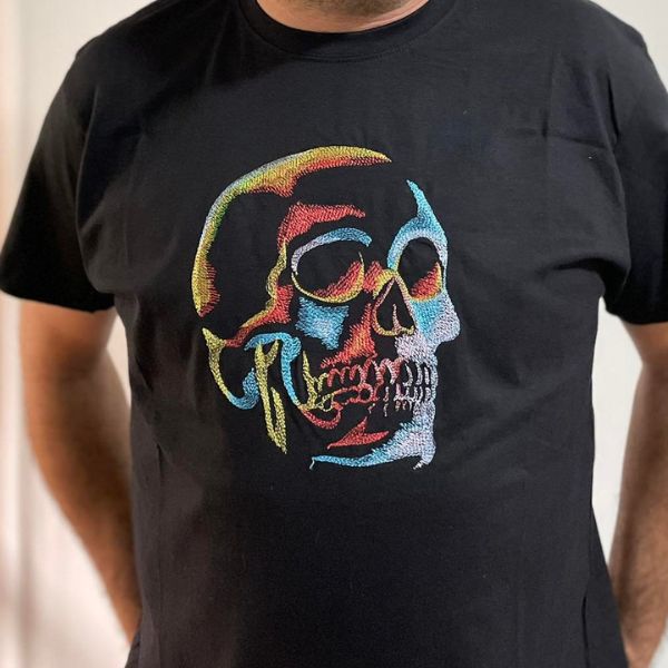 T-shirt preta com bordado "Caveira".